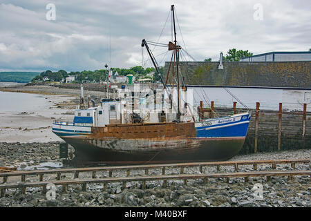 Angeln Boot bei Ebbe in Digby, Nova Scotia, Kanada. Als das Schiff in der Nähe einer Werft war, kann es hoch gewesen sein und trocken für Reparaturen. Stockfoto