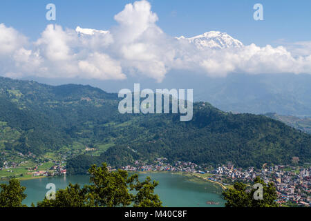 Panoramablick auf See von Pokhara Welt Frieden Pagode auf Ananda Hill, Pokhara, Nepal. Stockfoto