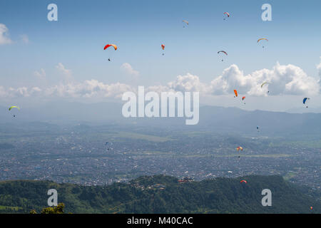 Paragliding am See Seite in der Nähe des Phewa See in Sarankot, Pokhara, Nepal Stockfoto