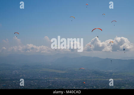 Paragliding am See Seite in der Nähe des Phewa See in Sarankot, Pokhara, Nepal Stockfoto