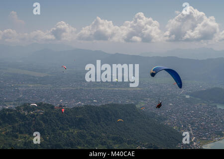 Paragliding am See Seite in der Nähe des Phewa See in Sarankot, Pokhara, Nepal Stockfoto