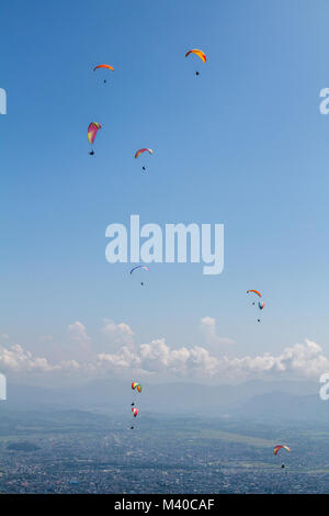 Paragliding am See Seite in der Nähe des Phewa See in Sarankot, Pokhara, Nepal. Bild vertikal. Stockfoto