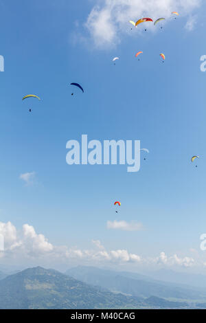 Paragliding am See Seite in der Nähe des Phewa See in Sarankot, Pokhara, Nepal. Bild vertikal. Stockfoto