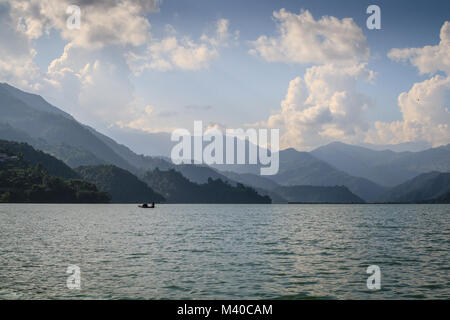 Am Abend Blick auf See von Pokhara aus Phewa See, Pokhara, Nepal Stockfoto