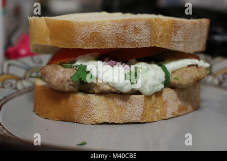 Griechische Sandwiches mit viel Gemüse und gebratenes Schweinefleisch. Stockfoto
