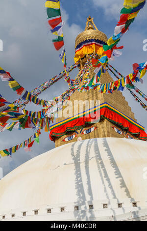 Boudhanath Stupa mit Gebetsfahnen, Kathmandu, Nepal. Bild vertikal. Stockfoto