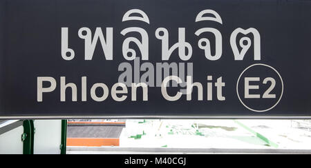 Zeichen für Phleon Chit Station auf dem Bangkok BTS Skytrain Stockfoto