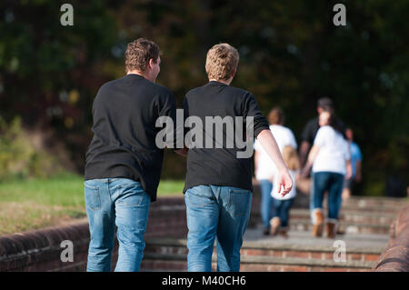 Zwei Brüder gemeinsam zu Fuß durch den Park Stockfoto