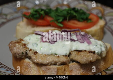 Griechische Sandwiches mit viel Gemüse und gebratenes Schweinefleisch. Stockfoto