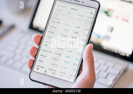 Überprüfung der Aktienindizes auf einem Smartphone Stockfoto