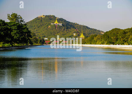 Blick auf den Mandalay Hill über den Festungsgraben Palais Royal, Mandalay Stockfoto