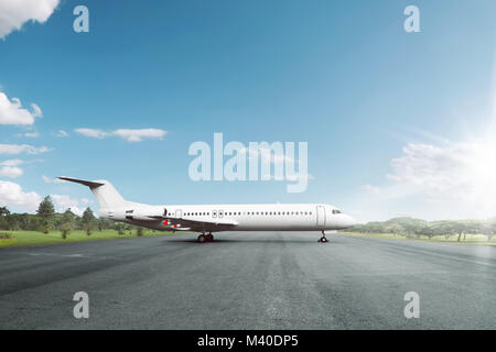 Weiße Fläche auf Start- und Landebahn am Flughafen über blauer Himmel geparkt Stockfoto