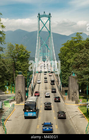 Vancouver, British Columbia, Kanada. Lions Gate Bridge am nördlichen Ende von Stanley Park, vertikale Ausrichtung. Stockfoto