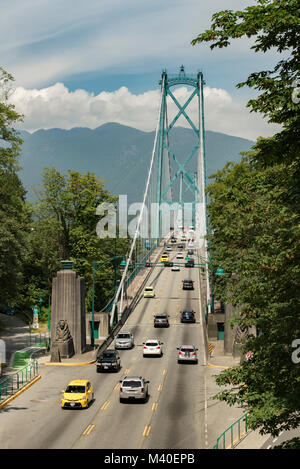 Vancouver, British Columbia, Kanada. Lions Gate Bridge am nördlichen Ende von Stanley Park, vertikale Ausrichtung. Stockfoto