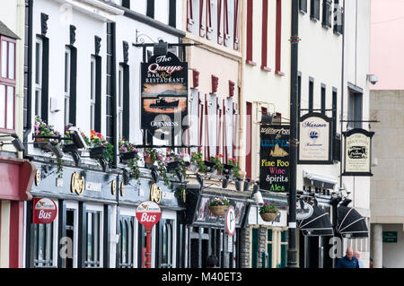 Eine Reihe von Pub, Bistro und Restaurant Zeichen in Bantry, County Cork im Süden von Irland Stockfoto