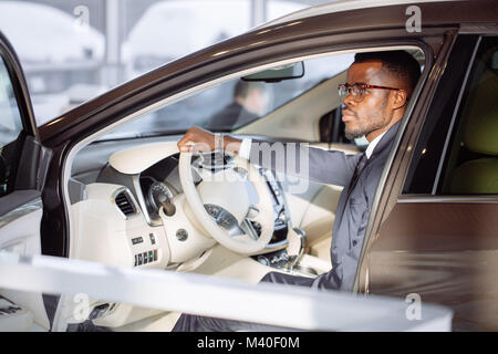 Elegante schwarze Mann im Auto. Stockfoto