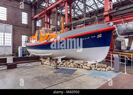 Innenraum der Linthouse Museumsbau bei Scottish Maritime Museum in Irvine North Ayrshire, Schottland Großbritannien mit RNLI TGB Rettungsboot Stockfoto