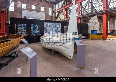 Innenraum der Linthouse Museumsbau bei Scottish Maritime Museum in Irvine North Ayrshire, Schottland Großbritannien mit rettungsboot Dolphin Stockfoto