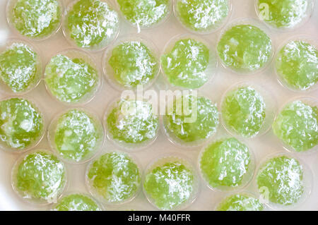 Tapioka Thai Pudding Coconut topping Schale in weißen Platten Draufsicht Hintergrund Stockfoto