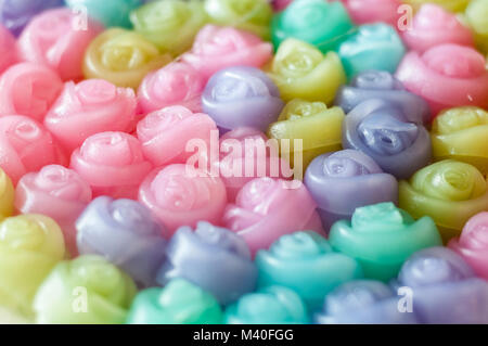 Layer süße Kuchen Rose (Kanom Chan) bunten Hintergrund, thailändisches Dessert Stockfoto