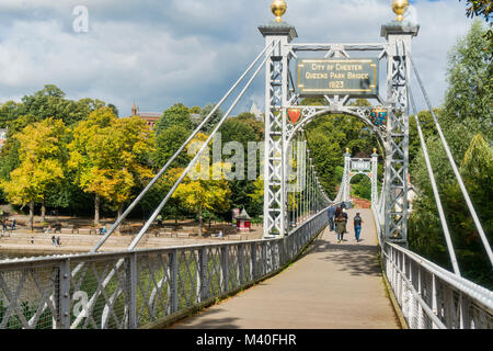 Chester City, Queen's Park Brücke, Fluss Dee, sonnig, England, Großbritannien Stockfoto