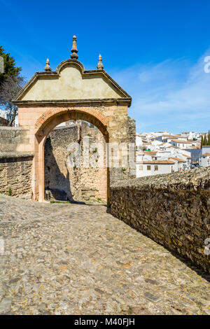 Ronda, Spanien: Der Bogen von Philip (Felipe) V, in den 1740ern als Haupteingang der Stadt, dieser Bogen verfügt über die Arme des Hauses Bourbon. Stockfoto