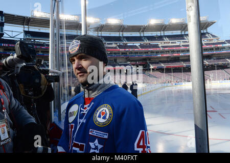 Miroslav Kasimir der USA Krieger verwundete Veteranen Hockey Team hört zu einem Interview Frage während einer Medien Tag für den Winter Classic 2015 Nationals Park in Washington, D.C., 31. Dez., 2014. Die National Hockey League waren die verletzten Veteranen Hockey Club in Medien Tag zusammen mit den Chicago Blackhawks und Washington Capitals. (DoD Nachrichten Foto durch EJ Hersom) 141231 - D-DB 155-003 von DoD News Fotos Stockfoto