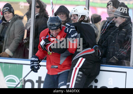 Richard Garnison der USA Krieger verwundete Veteranen Hockey Team, Links, und Chicago Blackhawks linken Flügel Daniel Carcillo schieben sich gegenseitig, um die Platten während der Mittel Tag Spiel für den Winter Classic 2015 in Washington, D.C., 31. Dez., 2014. Die beiden Mannschaften spielten pickup team style Hockey für etwa 15 Minuten auf dem Eis im Freien an den Angehörigen Stadion. (DoD Nachrichten Foto durch EJ Hersom) 141231 - D-DB 155-006 von DoD News Fotos Stockfoto