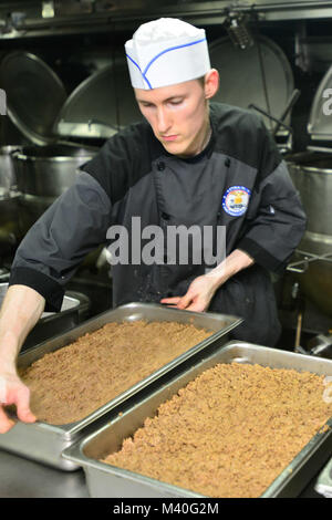 150127-N-TC 437-020 PAZIFISCHEN OZEAN (Jan. 27, 2015) - Kulinarische Specialist Seaman Nikolaus Lang, von Virginia Beach, Va., bereitet die Fächer von Taco Fleisch an Bord der Nimitz-Klasse Flugzeugträger USS John C Stennis (CVN 74). Stennis befindet sich derzeit in einer betrieblichen Ausbildung in Vorbereitung für zukünftige Bereitstellungen. (U.S. Marine Foto von Mass Communication Specialist 3. Klasse D. Ignacio Perez/Freigegeben) 150127-N-TC 437-020 von USS John C Stennis (CVN 74) Offizielle Stockfoto