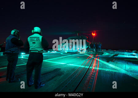 150128-N-ZE 250-139 ATLANTIK (Jan. 28, 2015) - Segler tanken ein U.S. Navy MH-60R Hubschrauber zu HSM-46 zugeordnet vor auf dem Flugdeck der USS-Jason Dunahm (DDG-109), während auf die Bereitstellung Jan. 28. USS Jason Dunham ist ein arleigh-burke Klasse Lenkwaffen-zerstörer derzeit auf einem geplanten Einsatz der US-Flotte Verantwortungsbereich (U.S. Marine Foto von Mass Communication Specialist 3. Klasse Weston Jones/Freigegeben) 150128-N-ZE 250-139 durch ussouthcom Stockfoto