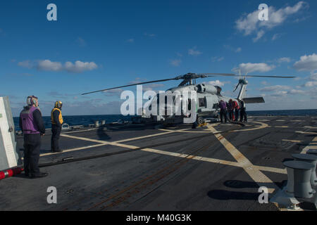 150128-N-ZE 250-022 ATLANTIK (Jan. 28, 2015) - Matrosen an Bord der USS Jason Dunham (DDG-109) bereiten Sie eine MH-60R Hubschrauber zugeordnet zu HSM-46 während der Bereitstellung Jan. 28. USS Jason Dunham ist ein arleigh-burke Klasse Lenkwaffen-zerstörer derzeit auf einem geplanten Einsatz der US-Flotte Verantwortungsbereich (U.S. Marine Foto von Mass Communication Specialist 3. Klasse Weston Jones/Freigegeben) 150128-N-ZE 250-022 durch US-amerikanische Seestreitkräfte Southern Command  USA 4. Flotte Stockfoto