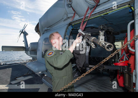 150129-N-ZE 250-040 ATLANTIK (Jan. 29, 2015) - Hubschrauber Tactical Air Crewman 2. Klasse Adam Berry bereitet eine M240B in einem MH-60R auf dem Flugdeck der USS Jason Dunham (DDG-109) Jan. 29. USS Jason Dunham ist ein arleigh-burke Klasse Lenkwaffen-zerstörer derzeit auf einem geplanten Einsatz der US-Flotte Verantwortungsbereich (U.S. Marine Foto von Mass Communication Specialist 3. Klasse Weston Jones/Freigegeben) 150129-N-ZE 250-040 durch US-amerikanische Seestreitkräfte Southern Command  USA 4. Flotte Stockfoto