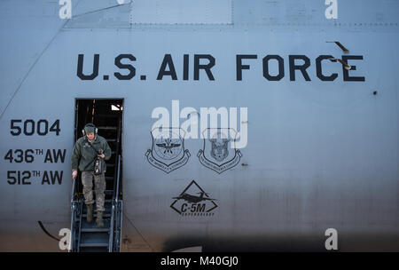 Senior Airman Steven Fischer Schritte unten von einer C-5 Galaxy eine Checkliste für die Aufgaben weiterhin die Flugzeuge zu gewährleisten ist startbereit. Fisher ist ein Crew Chief mit dem 436Th Aircraft Maintenance Squadron in Dover Air Force Base, Arizona. (U.S. Air Force Foto/Staff Sgt. Andrew Lee) 150210-F-NL 936-075 durch AirmanMagazine Stockfoto