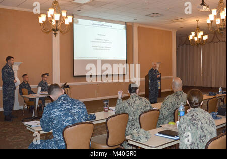 MAYPORT, Fla (Mar. 03, 2015) - US Naval Forces Southern Command und US-Flotte Pläne Direktor Cdr. Mike Russo begrüßt das Publikum zu der endgültigen Planung Konferenz für südliche Partnerschaft Station Joint High Speed Schiff 2015, einer gemeinsamen militärischen Mission Partnerschaften und die Zusammenarbeit zwischen den Vereinigten Staaten und den lateinamerikanischen Ländern zu verbessern. (U.S. Marine Foto mit freundlicher Genehmigung von Fähnrich Carol McKenzie/Freigegeben) 150304-N-YC 896-001 durch US-amerikanische Seestreitkräfte Southern Command  USA 4. Flotte Stockfoto