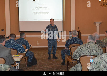 MAYPORT, Fla (Mar. 03, 2015) - Hintere Adm. George Ballance, Commander, U.S. Naval Forces Southern Command/USA 4. Flotte, Adressen ein Publikum von Armee, Marine, Luftwaffe, und Küstenwache Offiziere an der südlichen Partnerschaft Station Joint High Speed Schiff 2015 endgültige Planung der Konferenz. SPS JHSV 15 ist eine gemeinsame Anstrengung der Zusammenarbeit und der Fähigkeiten der Vereinigten Staaten und unsere Südamerikanischen partner Nationen zu verbessern. (U.S. Marine Foto mit freundlicher Genehmigung von Fähnrich Carol McKenzie/Freigegeben) 150304-N-YC 896-002 durch US-amerikanische Seestreitkräfte Southern Command  USA 4. Flotte Stockfoto