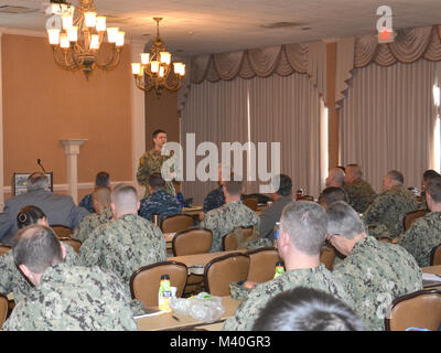 MAYPORT, Fla (Mar. 03, 2015) - Kapitän Cepek, Mission Commander für südliche Partnerschaft Station Joint High Speed Schiff 2015 adressiert die Zuhörer von der endgültigen Planung Konferenz über die gemeinsame Zusammenarbeit und Unterstützung für den Erfolg der Mission. SPS JHSV 15 ist eine multi-nationale Mission zur Verbesserung der Beziehungen und der Zusammenarbeit zwischen den Vereinigten Staaten und Südamerika partner Nationen ausgerichtet. (U.S. Marine Foto mit freundlicher Genehmigung von Fähnrich Carol McKenzie/Freigegeben) 150304-N-YC 896-003 durch US-amerikanische Seestreitkräfte Southern Command  USA 4. Flotte Stockfoto