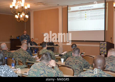 MAYPORT, Fla (Mar. 03, 2015) - Lt.Cmdr. Daniel Hannum, Leitung Planer für die Südlichen Partnerschaft Station Joint High Speed Schiff 2015 Sprachen der Offiziere von allen militärischen Filialen über vorhanden Technologien für den Abschluss der Mission bei der endgültigen Planung Konferenz Mar.03-04 in Mayport, Fla. SPS JHSV 15 ist eine gemeinsame Anstrengung der Zusammenarbeit zwischen den Vereinigten Staaten und Südamerika Partnerstaaten zu verbessern. (U.S. Marine Foto mit freundlicher Genehmigung von Fähnrich Carol McKenzie/Freigegeben) 150304-N-YC 896-004 durch US-amerikanische Seestreitkräfte Southern Command  USA 4. Flotte Stockfoto
