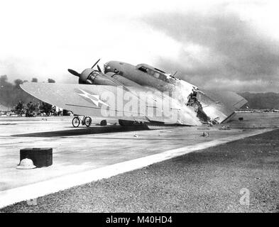 Die Wracks der Captain Raymond T. Swenson's B-17 C, Seriennummer 40-2074, die in zwei nach der Landung verbrannt, folgenden Airborne machine gun Angriff eines japanischen Kämpfer, der seine Fackel Aufbewahrungsbox schlagen. Flug Chirurg, Leutnant William R. Schick war an Bord Swenson's Flugzeuge, und mit der Crew Mitglieder, entkam, der ausgeführt wurde, Abdeckung, nur tödlich durch einen Querschläger machine gun bullet aus einem strafing japanischen Kämpfer verletzt zu werden. B-17 Hickam durch AirmanMagazine Stockfoto