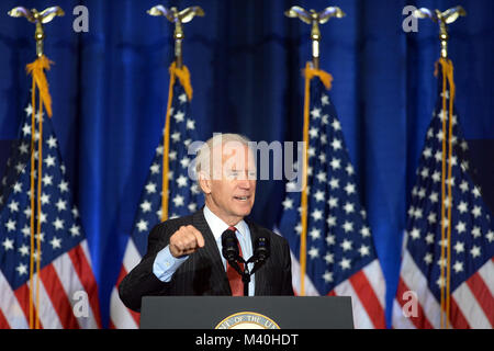 Vizepräsident Joe Biden Adressen National Defense University in Fort McNair, Washington, D.C. April 9, 2015. Biden sprach bei NDU ÜBER UNS militärische Erfolge ISIS zu besiegen. (DoD Nachrichten Foto durch EJ Hersom) 150409 - D-DB 155-004 von DoD News Fotos Stockfoto
