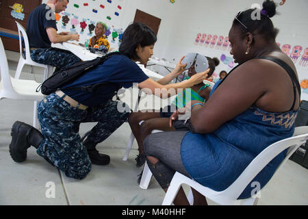 150412-N-NK 134-240 HATTIEVILLE, Belize, (12. April 2015) - Lt Serena Leung, ein Eingeborener von Fresno, Kalifornien, zu Naval Hospital Camp Lejeune Jacksonville, N.C. zugewiesen, führt eine Augenuntersuchung auf einen Patienten an der Hattieville Regierung Schule, eine von zwei medizinische Websites einrichten für militärische Sealift Command Hospital Ship USNS Comfort (T-AH 20) medizinisches Personal Dienstleistungen im Verlauf der weiteren Versprechen 2015 zur Verfügung zu stellen. Weiterhin Versprechen ist ein US Southern Command - gefördert und U.S. Naval Forces Southern Command/USA Flotte - durchgeführt, um die Bereitstellung zu zivil-militärischen Operationen einschließlich humanitärer-civi Verhalten Stockfoto