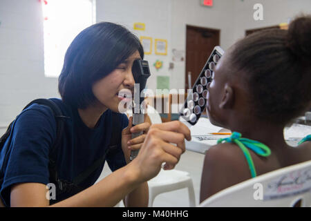 150412-N-NK 134-256 HATTIEVILLE, Belize, (12. April 2015) - Lt Serena Leung, ein Eingeborener von Fresno, Kalifornien, zu Naval Hospital Camp Lejeune Jacksonville, N.C. zugewiesen, führt eine Augenuntersuchung auf einen Patienten an der Hattieville Regierung Schule, eine von zwei medizinische Mission Standorte einrichten für militärische Sealift Command Hospital Ship USNS Comfort (T-AH 20) medizinisches Personal Dienstleistungen im Verlauf der weiteren Versprechen 2015 zur Verfügung zu stellen. Weiterhin Versprechen ist ein US Southern Command - gefördert und U.S. Naval Forces Southern Command/USA Flotte - durchgeführt, um die Bereitstellung zu zivil-militärischen Operationen einschließlich humanitar Verhalten Stockfoto