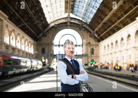 Reifen Geschäftsmann auf einem Bahnhof. Stockfoto