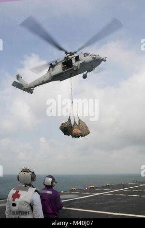 150419-A-BK746-006-Karibik (19. April 2015) ein MH-60 s Sea Hawk Hubschrauber Meer bekämpfen Squadron 22 Sea Knights zugewiesen liefert Lieferungen auf dem Flugdeck des Military Sealift Command Lazarettschiff USNS Comfort (T-AH 20) während der anhaltenden Versprechen 2015. Weiterhin verspricht ein US Southern Command gesponsert und US Marine Kräfte südlichen Spezialoperationen. 4. Flotte durchgeführt Bereitstellung, zivil-militärische Operationen einschließlich zivile und humanitäre Hilfe, Gegenstand von Experten Austausch, Medizin, dental, Veterinär und engineering unterstützen und Katastrophenhilfe an Partnernationen Stockfoto