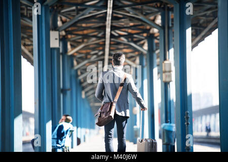 Reifen Geschäftsmann auf einem Bahnhof. Stockfoto