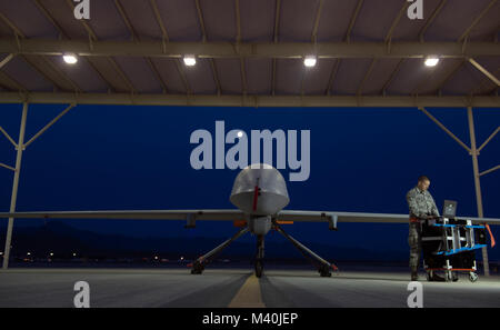 Airman 1st Class Zack Snell, ein 432Nd Aircraft Maintenance Squadron MQ-9 Reaper Flugzeuge Maintainer, führt vor vor einer Mission von Creech Air Force Base in Nevada. Snell, einer engagierten Mannschaft Leiter, führt tägliche Wartung selbst und das Flugzeug für zukünftige Bereitstellungen zu erstellen. Die Betreuer arbeiten eng mit den Piloten und den Betreibern zu laden Artillerie und Ausrüstung zu jeder Mission von wesentlicher Bedeutung. Der Pilot Vertrauen in die Hände der Betreuer zu einem gut ausgestatteten und mechanisch klingen Flugzeuge liefern. (U.S. Air Force Foto/Staff Sgt. Vernon Junge jr.) 150505-F-IO 684-059 Stockfoto