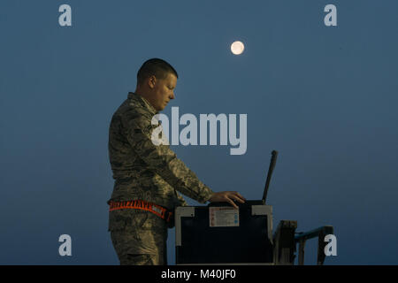 Airman 1st Class Zack Snell, ein 432Nd Aircraft Maintenance Squadron MQ-9 Reaper Flugzeuge Maintainer, führt vor vor einem Training Mission an Creech Air Force Base in Nevada. Snell's Rolle als Mannschaft Leiter lange Stunden und die Aufmerksamkeit auf die Flugzeuge aus der Ferne gesteuert werden muss. Ohne seine Bemühungen, die Flugzeuge vorzubereiten, die Mission kann nicht abgeschlossen werden. (U.S. Air Force Foto/Staff Sgt. Vernon Junge jr.) 150505-F-IO 684-106 durch AirmanMagazine Stockfoto