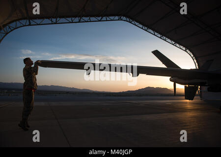 Airman 1st Class Tyler, ein 432Nd Aircraft Maintenance Squadron MQ-9 Reaper Maintainer, kontrolliert die Flügel des Flugzeugs nach einem Training Mission an Creech Air Force Base in Nevada. Die betreuer geben eine visuelle Inspektion in die Ferne pilotiert Flugzeuge Risse zu erkennen und mögliche Störungen für zukünftige Missionen verhindern. Als RPA-Betreuer, arbeitet er eng mit Piloten, Sensor Operatoren und Geheimdienstmitarbeiter jede Mission Ziel zu vervollständigen. (U.S. Air Force Foto/Staff Sgt. Vernon Junge jr.) 150506-F-IO 684-255 durch AirmanMagazine Stockfoto
