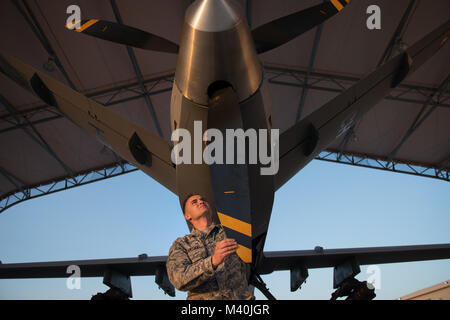 Airman 1st Class Tyler, ein 432Nd Aircraft Maintenance Squadron MQ-9 Reaper Maintainer, führt eine post-Flight Inspection nach einem Training Mission an Creech Air Force Base in Nevada. Die betreuer geben eine visuelle Inspektion in die Ferne pilotiert Flugzeuge Risse zu erkennen und mögliche Störungen für zukünftige Missionen verhindern. (U.S. Air Force Foto/Staff Sgt. Vernon Junge jr.) 150506-F-IO 684-296 durch AirmanMagazine Stockfoto