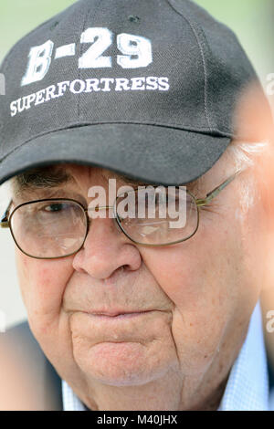 Weltkriegveteran B-29 Pilot, Bob Vaucher (Oberstleutnant Pensionierte US Army/Air Corp) am Manassas Regional Airport während des "Arsenal der Demokratie" Medien Tag am Flughafen am 7. Mai 2015. B-24, B-17 und B-29 Flugzeuge aus dem Zweiten Weltkrieg an der Washington D.C. Überführung des 70. Jahrestages der v.e. Tag zu feiern, Überführung von der Manassas Flughafen. Die Presse eingeladen, die Praxis Aktivitäten Foto und interview American WWII Heroes. (Departement für Verteidigung Foto von Marvin Lynchard) 150507-D-FW 736-008 von DoD News Fotos Stockfoto