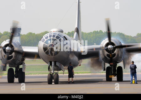 Commemorative Air Force Weltkrieg II B-29 Bomber Flugzeug "Fifi" führt Anlassen des Motors am Manassas Regional Airport während des "Arsenal der Demokratie" Media Day am 7. Mai 2015. B-24, B-17 und B-29 Flugzeuge aus dem Zweiten Weltkrieg an der Washington D.C. Überführung des 70. Jahrestages der v.e. Tag zu feiern, Überführung von der Manassas Flughafen. Die Presse eingeladen, die Praxis Aktivitäten Foto und interview American WWII Heroes. (Departement für Verteidigung Foto von Marvin Lynchard) 150507-D-FW 736-010 von DoD News Fotos Stockfoto